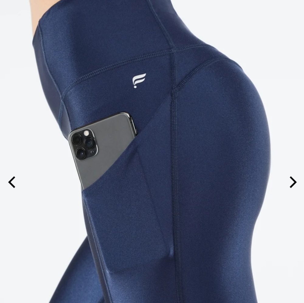 Fabletics Oasis High Shine 7/8 Leggings in Navy 🆕 - Picture 4 of 7